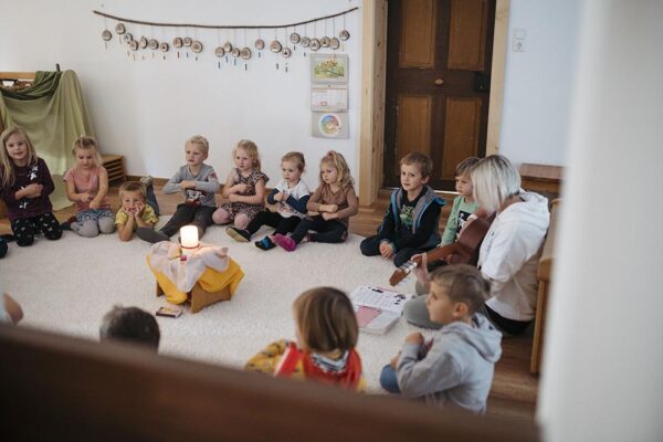 Wurzelkinder-Kindergarten_Morgenkreis Wurzelkinder-Kindergarten_Morgenkreis