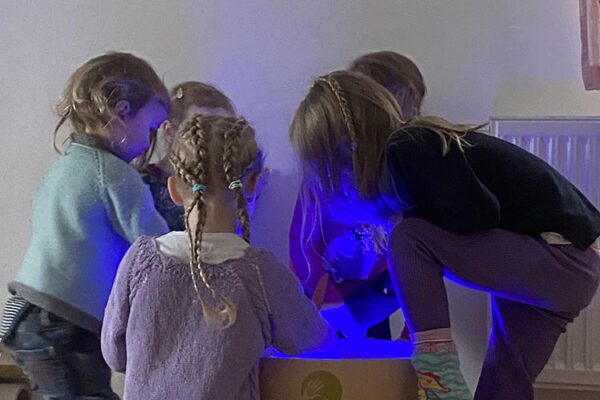 Wurzelkinder-Kindergarten_Sandraum Leuchtkübel Kopie Wurzelkinder-Kindergarten_Sandraum Leuchtkübel Kopie