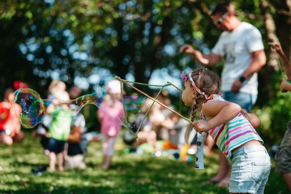 Wurzelkinder-Kindergarten_Sommerfest Seifenblasen Wurzelkinder-Kindergarten_Sommerfest Seifenblasen